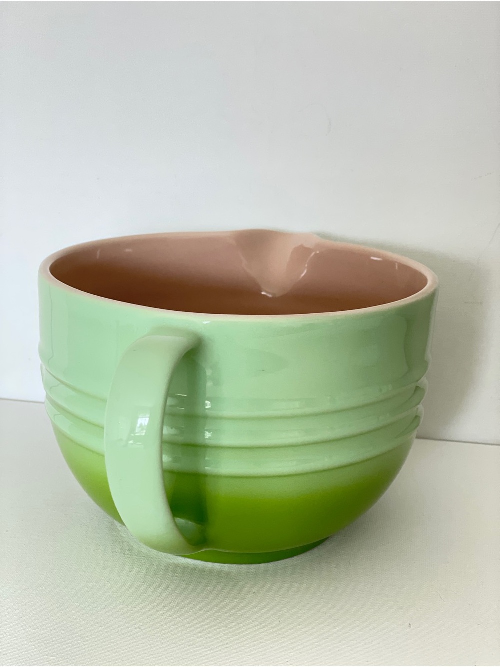 Le Creuset Kiwi Ombré 2 Qt Stoneware Batter Bowl w/ Spout Discontinued - Picture 6 of 14